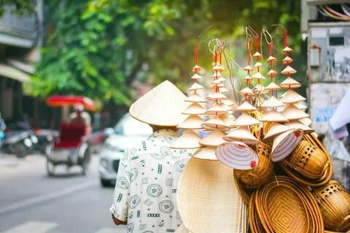 Hotspot Matrix: Biến Phương Oanh diện set đồ 50 thành cơ hội marketing đột phá